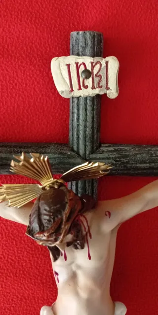 Crucifijo de pared antiguo