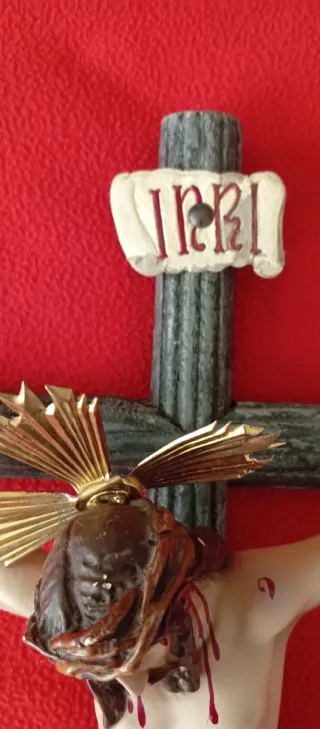 Crucifijo de pared antiguo