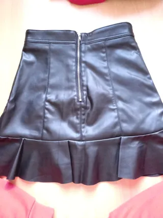 Falda cuero negra volantes estilo pez