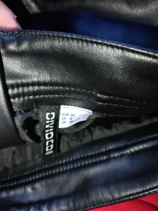 Falda cuero negra volantes estilo pez