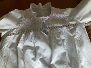 Camisón niña en smock blanco con detalles rosas