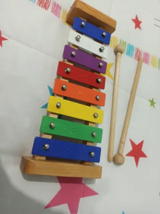 Xilófono infantil de madera y metal