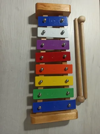 Xilófono infantil de madera y metal