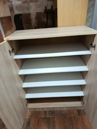 Zapatero de madera beige y marrón