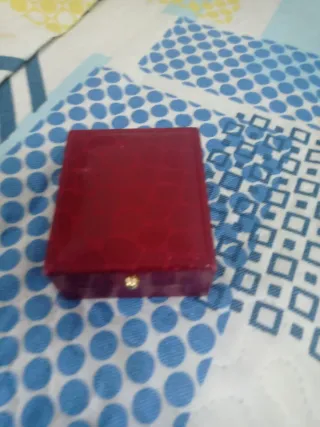 Collar plateado con detalles negros