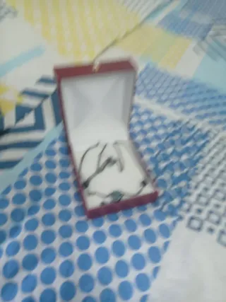 Collar plateado con detalles negros