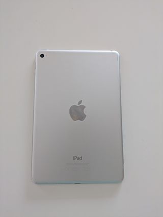 iPad mini Apple plateado con pantalla rota