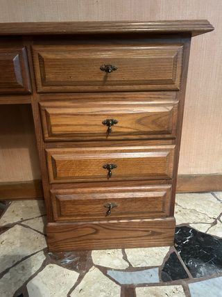 Escritorio de madera con cajones
