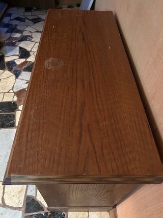 Escritorio de madera con cajones