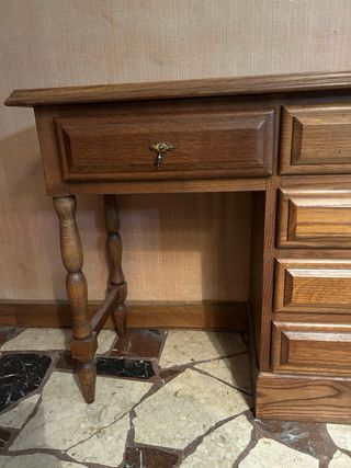 Escritorio de madera con cajones