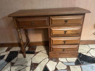Escritorio de madera con cajones