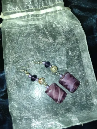 Pendientes hechos a mano morados y plateados