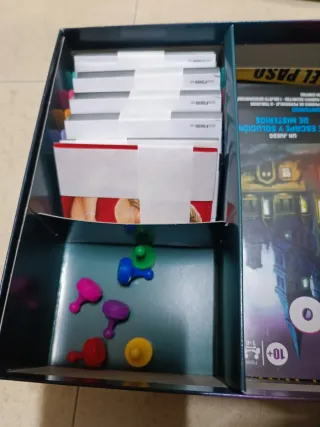 Juego Cluedo: Traición en la Mansión Tudor