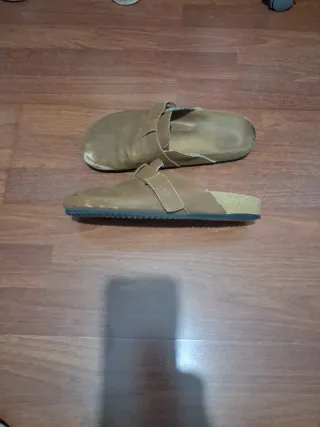 Zuecos marrones