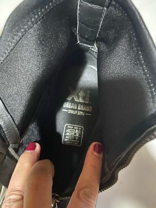 Botines negros con cremallera frontal