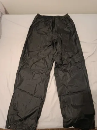 Pantalón impermeable negro