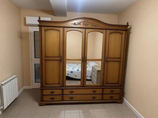 Armario de madera maciza