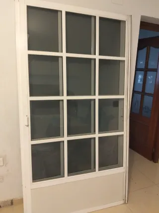 Puerta aluminio con palillería