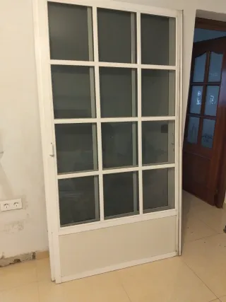 Puerta aluminio con palillería