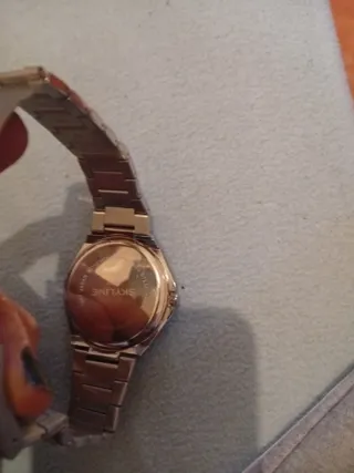 Reloj Skyline plateado y blanco con golpe