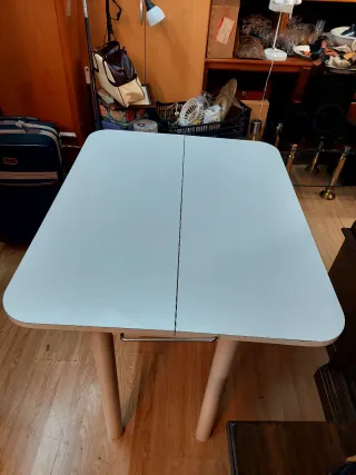 Mesa de cocina blanca y madera