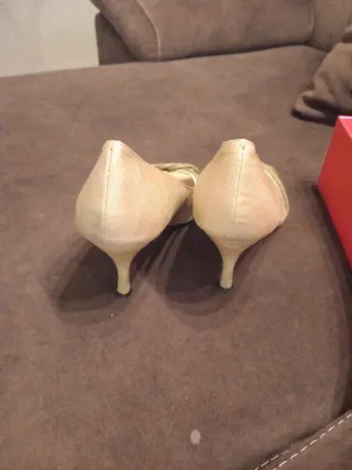 Zapatos de tacón beige y verde