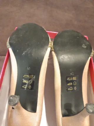 Zapatos de tacón beige y verde