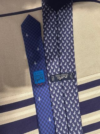 Corbata Hermés azul con microestampado