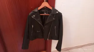 Chaqueta Piel Zara Negra. Bien estado . Talla L 40