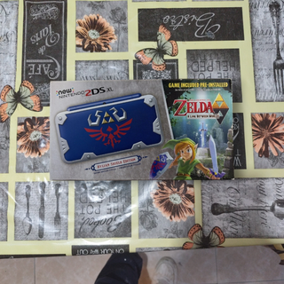 Nintendo 2DS XL Hylian Shield Edition