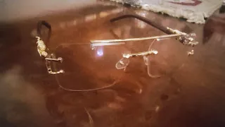 Occhiali con montatura in legno e dettagli oro