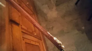 Occhiali con montatura in legno e dettagli oro