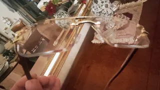 Occhiali con montatura in legno e dettagli oro