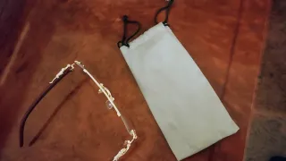 Occhiali con montatura in legno e dettagli oro