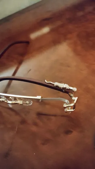 Occhiali con montatura in legno e dettagli oro