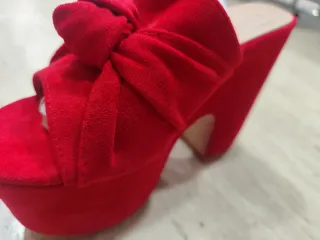 Zapatos rojos de plataforma con lazo tengo 37,38,4