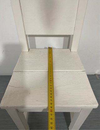 Piccola sedia vintage in legno bianca