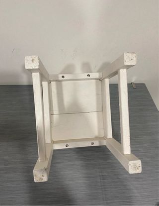 Piccola sedia vintage in legno bianca