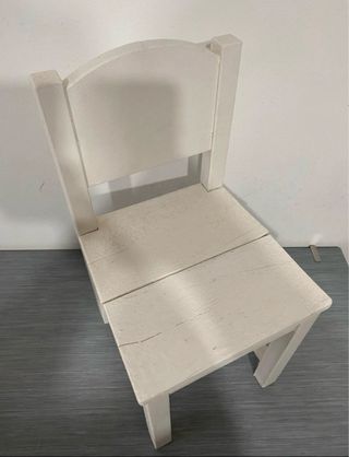 Piccola sedia vintage in legno bianca