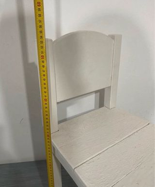 Piccola sedia vintage in legno bianca