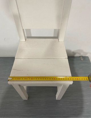 Piccola sedia vintage in legno bianca