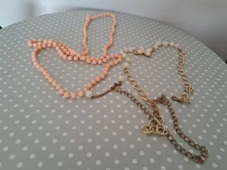 Collar de perlas y cadena dorada cinturón