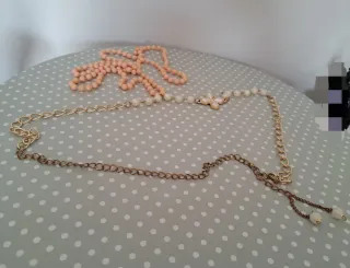 Collar de perlas y cadena dorada cinturón