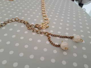 Collar de perlas y cadena dorada cinturón