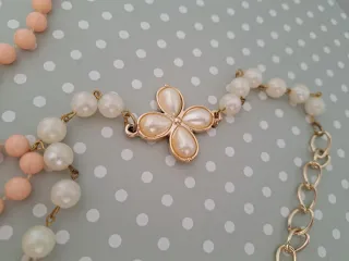 Collar de perlas y cadena dorada cinturón