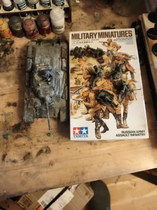 Tamiya 1/35 Russian Army Assault Infantry y tanque