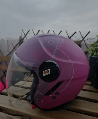 Casco de moto rosa