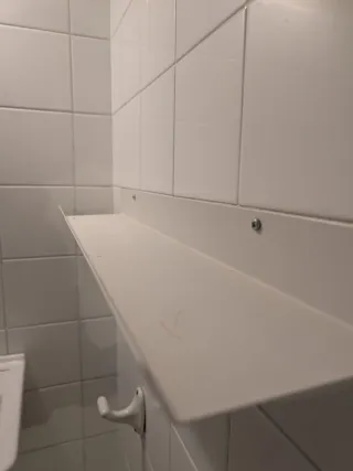 Estantería de pared metálica blanca