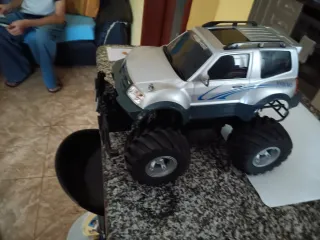 Coche teledirigido 4x4 pila recargable nueva