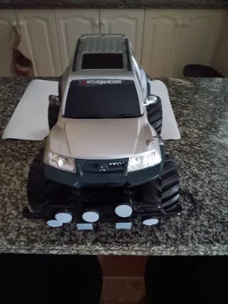 Coche teledirigido 4x4 pila recargable nueva